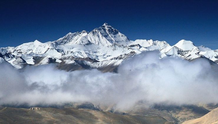 Görme engelli Çinli dağcı Everest’te zirveye ulaştı