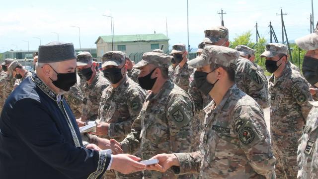 Gürcistan Müslüman askerlere Kur’an-ı Kerim hediye etti