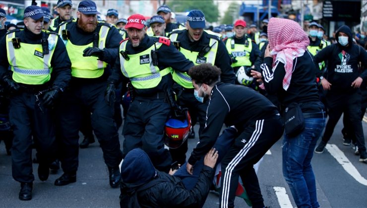 İngiltere’de Filistin’e destek için toplanan göstericilere polis müdahale etti