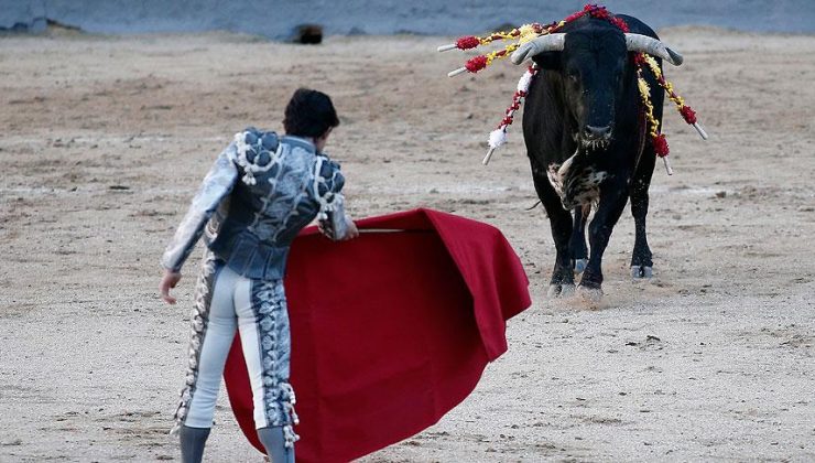 İspanya’da salgının başından bu yana ilk “boğa güreşi” yapıldı