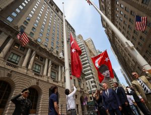 New York’ta Türk bayrağı milli marşla göndere çekildi