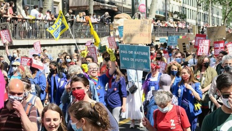 Paris’te çevreciler, Macron’un protesto etti