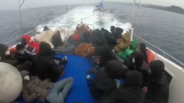 Türk kara sularına itilen 29 düzensiz göçmen kurtarıldı