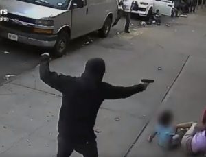 NY polisi şok eden görüntüleri yayınladı… Çocuklara rağmen ateş etmeyi sürdürdü