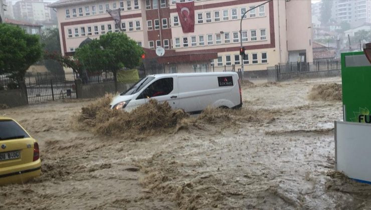 Ankara’da caddeleri sel bastı