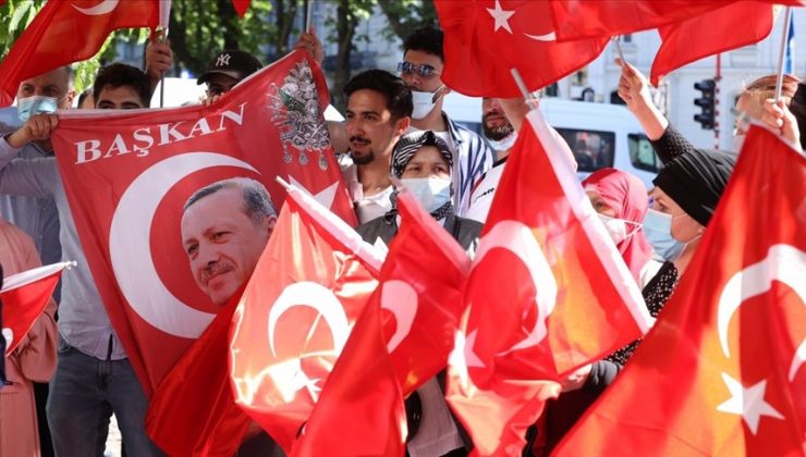 Cumhurbaşkanı Erdoğan Belçika’da sevgi gösterileriyle karşılandı