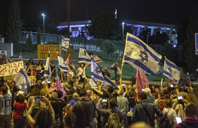 İsrailliler Netanyahu döneminin sonunu kutladı