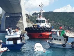 İstanbul Boğazı’nda gemi ile balıkçı teknesi çarpıştı