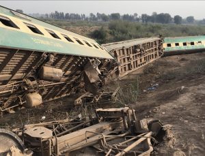 Pakistan’da tren kazası: En az 30 ölü, 50 yaralı