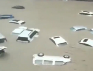Çin’de şiddetli sağanak: Arabalar suda yüzdü