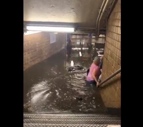 New York metrosu sular altında, alt yapı çöktü