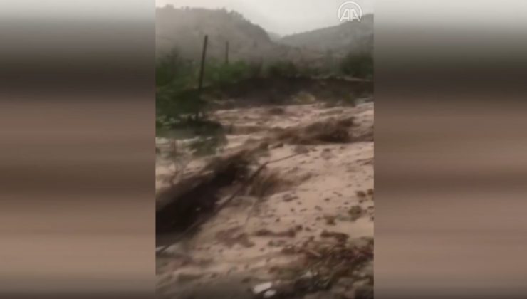 Amasya’da sel suları bir evi yıktı