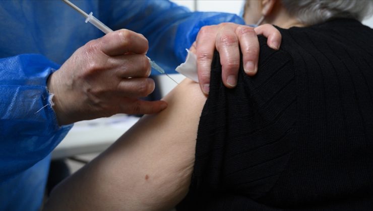 Fransa’da aşı karşıtları Kovid-19 aşı merkezini hedef aldı