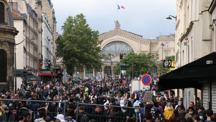 Fransa’da binlerce kişi Macron’u protesto etti