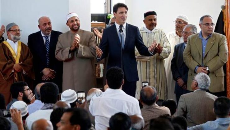 Kanada Başbakanı Trudeau, camide Müslümanlarla bayramlaştı