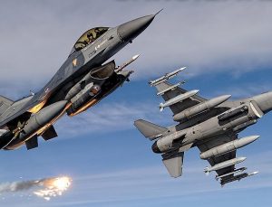 Kıbrıs semalarında F-16’lar ve Türk Yıldızları’ndan gösteri uçuşu