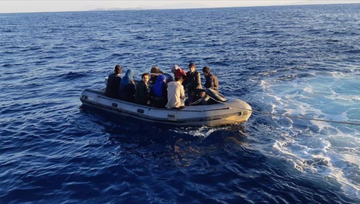 Yunanistan’ın ittiği 15 düzensiz göçmen kurtarıldı