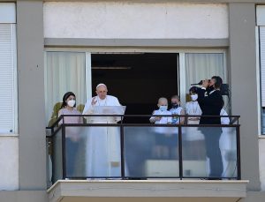 Papa Franciscus, Pazar duasını hastane balkonundan yaptı