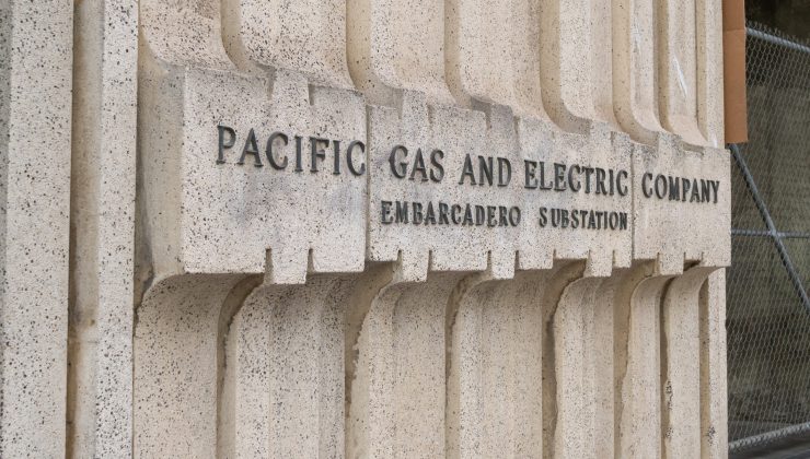 PG&E elektrik hatlarını yer altına gömüyor