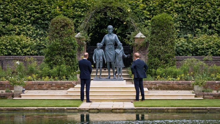 Prenses Diana’nın heykelini oğulları açtı