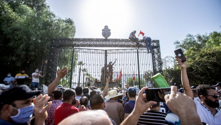 Tunus Cumhurbaşkanı; Başbakan, Savunma ve Adalet Bakanlarını görevden aldı