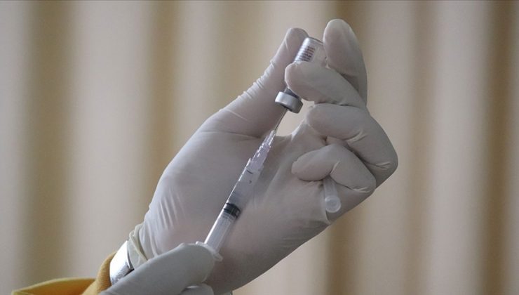 Uganda’da 800 kişiye sahte Kovid-19 aşısı