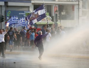 Yunanistan’da aşı karşıtları polisle çatıştı