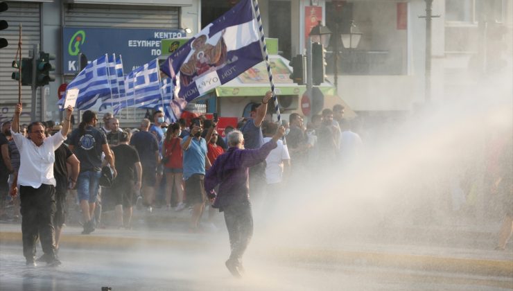 Yunanistan’da aşı karşıtları polisle çatıştı