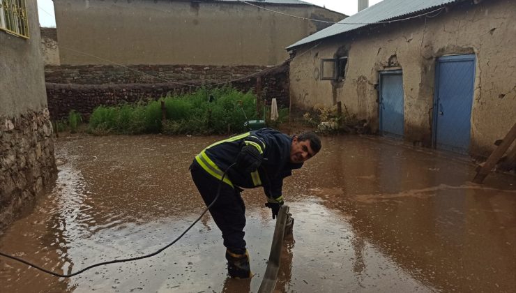 Van’ın 2 ilçesinde sel nedeniyle evleri su bastı, küçükbaş hayvanlar telef oldu