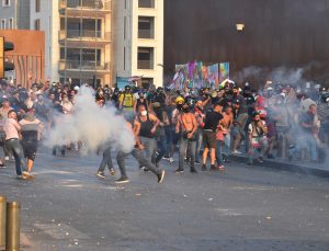 Beyrut’ta Meclise yürümek isteyen göstericilere müdahale edildi