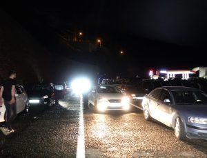 Artvin-Erzurum kara yolu heyelan nedeniyle ulaşıma kapandı