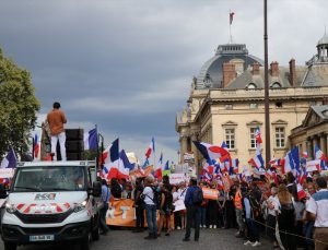 Fransa’da Kovid-19 aşı zorunluluğu karşıtları vazgeçmiyor