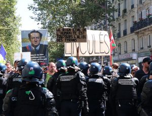 Fransa’da Kovid-19 ile mücadele karşıtı protestolar 5. haftasında
