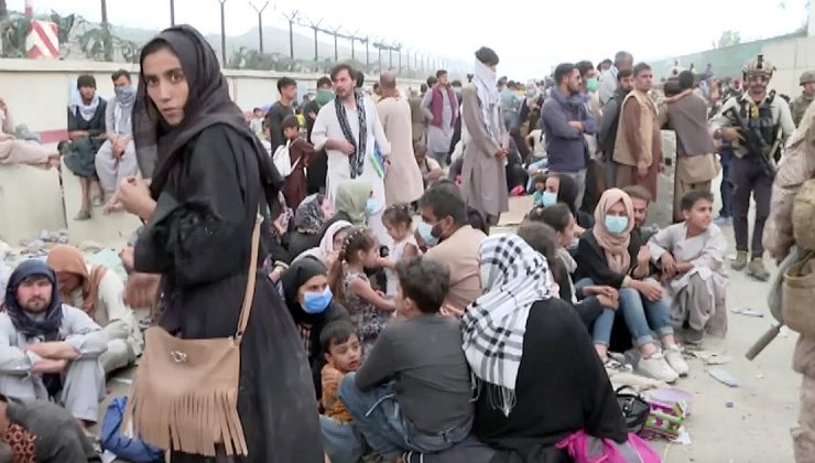 Binlerce Afgan, Kabil Havalimanından içeri girmeyi bekliyor