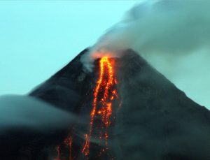 Alaska’da 3 yanardağdan biri lav diğerleri kül püskürttü