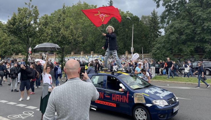 Almanya’da Kovid-19’la mücadele politikası protesto edildi