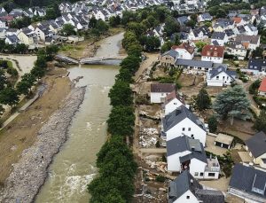 Almanya’da sel felaketinde zarar gören bölgelerden Merkel’e ‘yardım’ çağrısı