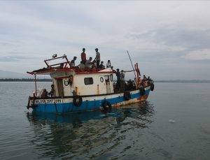 Arakanlı Müslümanları taşıyan tekne alabora oldu