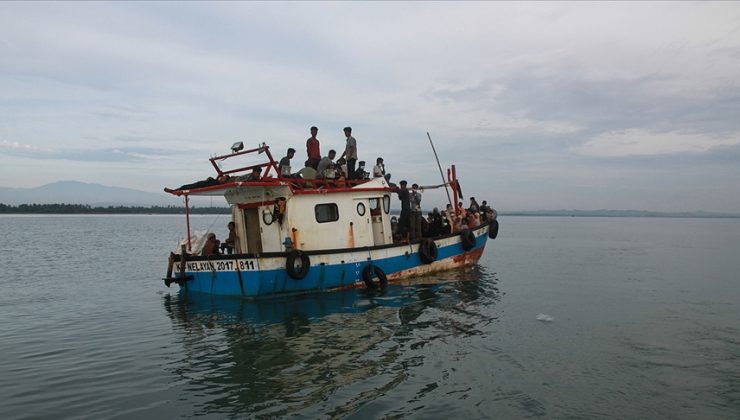 Arakanlı Müslümanları taşıyan tekne alabora oldu