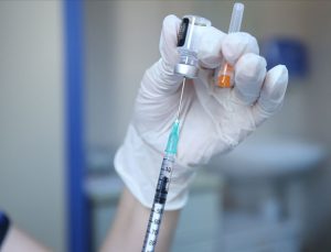 İzmir’de sahte aşı kartı hazırladığı iddia edilen hemşire tutuklandı