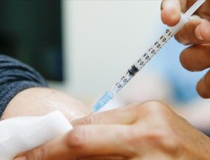 Aşı olmamış iki sağlık çalışanı Covid-19’dan öldü