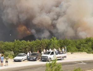 Manavgat`ta alevlerin tehdit ettiği mahalle boşaltıldı