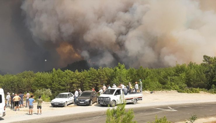 Manavgat`ta alevlerin tehdit ettiği mahalle boşaltıldı