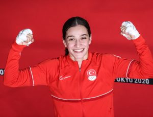 Boksta kadınlar 51 kiloda Buse Naz Çakıroğlu, finale yükseldi