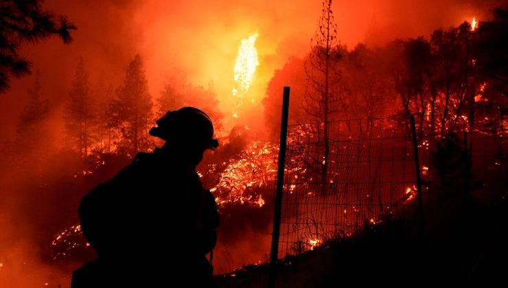 ABD’de yangın kurtarma ekipleri alevler arasında kalan genç bir adamı kurtardı
