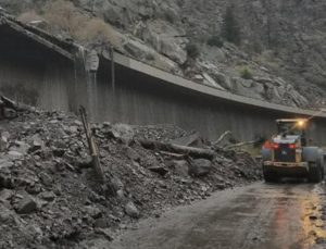 Orman yangını ve yağmur heyelanı tetikledi: 100 kişi mahsur kaldı