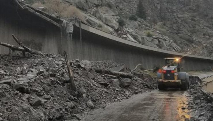 Orman yangını ve yağmur heyelanı tetikledi: 100 kişi mahsur kaldı