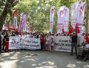 CHP`lilerden Atatürk ve silah arkadaşlarını anma yürüyüşü