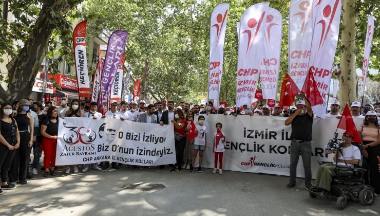 CHP`lilerden Atatürk ve silah arkadaşlarını anma yürüyüşü