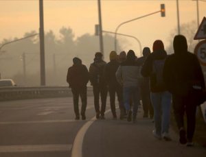 Düzensiz göçmenler sınır dışı ediliyor